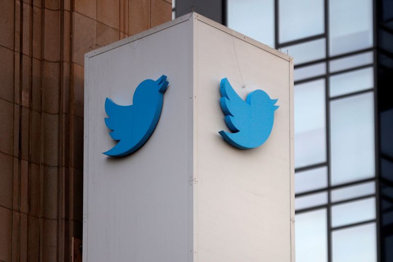 &copy; Reuters. IMAGEN DE ARCHIVO. El logo de Twitter se ve fuera de la sede de la compañía en San Francisco, EEUU, Enero 11, 2021. REUTERS/Stephen Lam