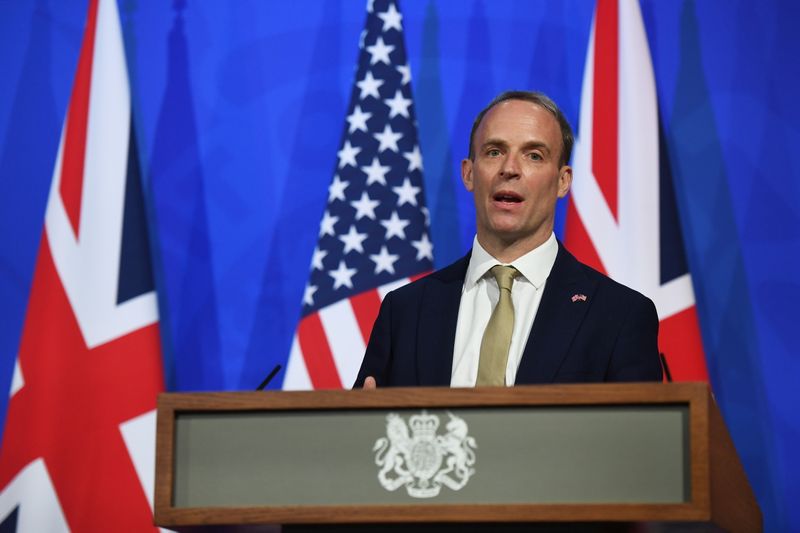 &copy; Reuters. وزير الخارجية البريطاني دومينيك راب يتحدث في مؤتمر صحفي في لندن يوم الاثنين. صورة من ممثل لوكالات الأنباء. 