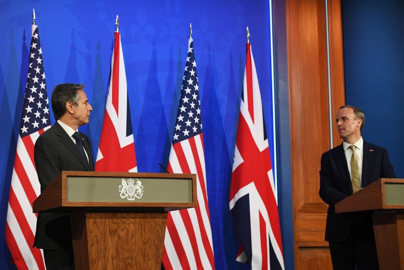 © Reuters. وزير الخارجية البريطاني دومينيك راب (إلى اليمين) وبجواره نظيره الأمريكي أنتوني بلينكن خلال مؤتمر صحفي في لندن يوم الاثنين. صورة من ممثل لوكالات الأنباء.