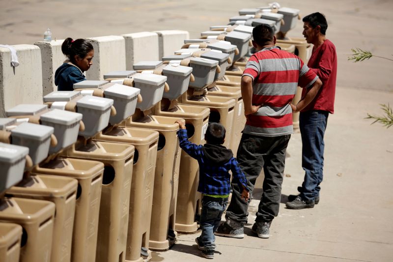 &copy; Reuters. FILE PHOTO: Migrants from Central America use the sinks at the &quot;House of the Refugee&quot;, which gives temporary shelter to migrants released by ICE and U.S. Customs and Border Protection (CBP) due to overcrowded facilities, in El Paso