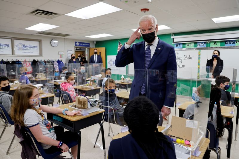 &copy; Reuters. Joe Biden em escola na Virgínia
 3/5/2021    REUTERS/Jonathan Ernst 