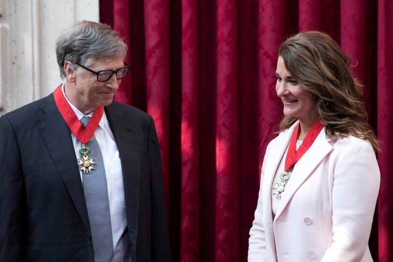 © Reuters. FILE PHOTO: Philanthropist and co-founder of Microsoft, Bill Gates and his wife Melinda talk, after being awarded Commanders of the Legion of Honor at the Elysee Palace in Paris