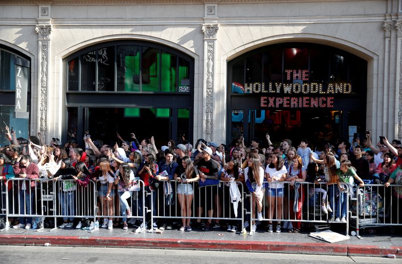 &copy; Reuters. Fãs reunidos antes de estreia de filme do Homem-Aranha em Los Angeles
 26/6/2019    REUTERS/Danny Moloshok