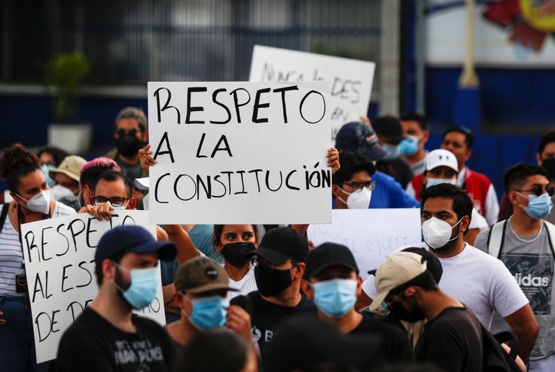 &copy; Reuters. Protest against the removal of Supreme Court judges in San Salvador