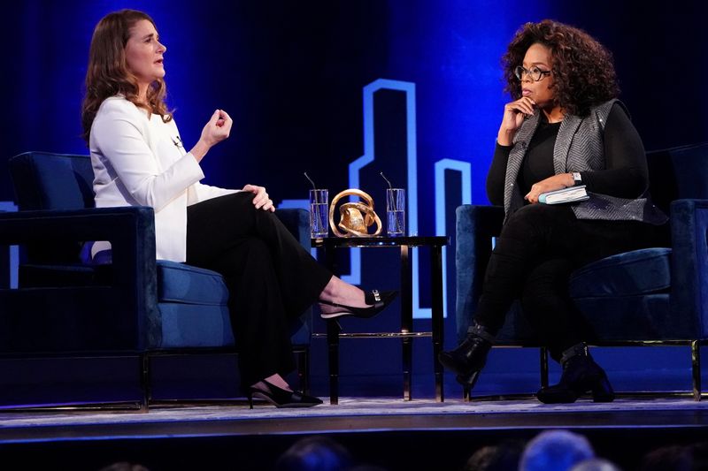 &copy; Reuters. FILE PHOTO: Melinda Gates speaks to Oprah Winfrey on stage during a taping of her TV show in the Manhattan borough of New York City