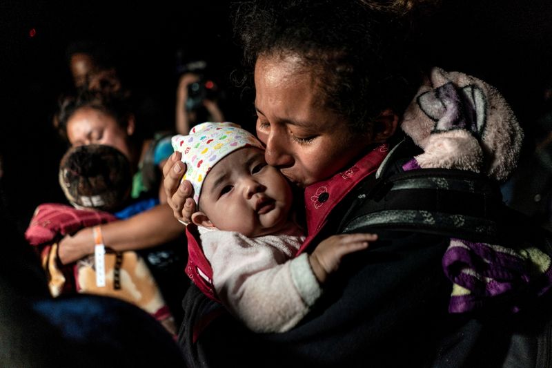 &copy; Reuters. バイデン米大統領は３日、今年度の難民受け入れ数を６万２５００人に引き上げたと表明した。リオグランデ川を渡り米国に入った難民求めるグアテマラからの親子。４月７日撮影。（２０