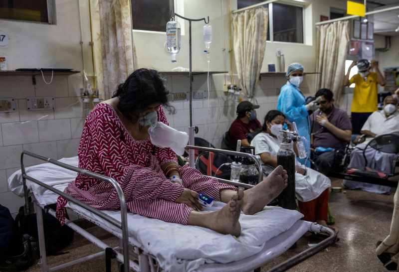 &copy; Reuters. FILE PHOTO: Patient suffering from the coronavirus disease (COVID-19) receives treatment inside the casualty ward at a hospital in New Delhi