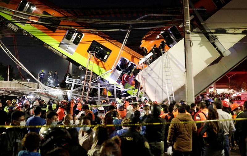 &copy; Reuters. عمال إنقاذ في موقع انهيار جزء من جسر علوي لقطارات أنفاق في مكسيكو سيتي يوم الاثنين. صورة لرويترز.