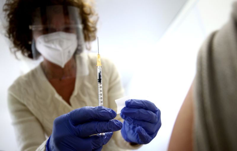 &copy; Reuters. L'autorité américaine des médicaments se prépare à autoriser en début de semaine prochaine pour les adolescents âgés de 12 ans à 15 ans le vaccin contre le coronavirus développé par Pfizer avec BioNTech, a rapporté lundi le New York Times, cit