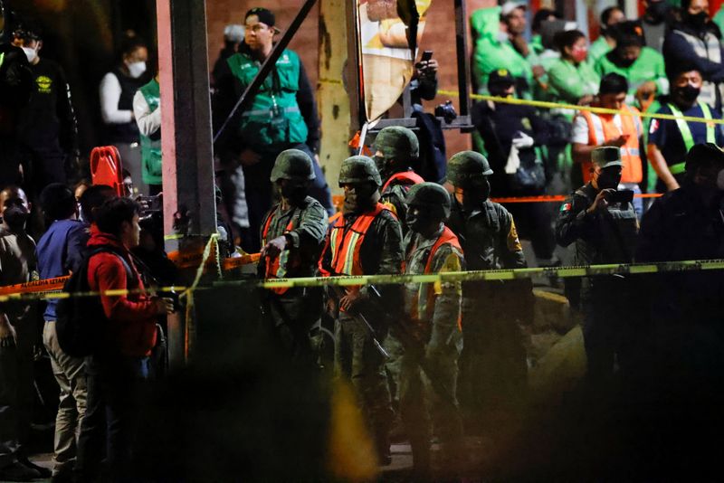 &copy; Reuters. Soccorritori al lavoro sul sito del crollo del ponte della metropolitana alla stazione Olivos a Città del Messico. 4 maggio 2021. REUTERS/Carlos Jasso