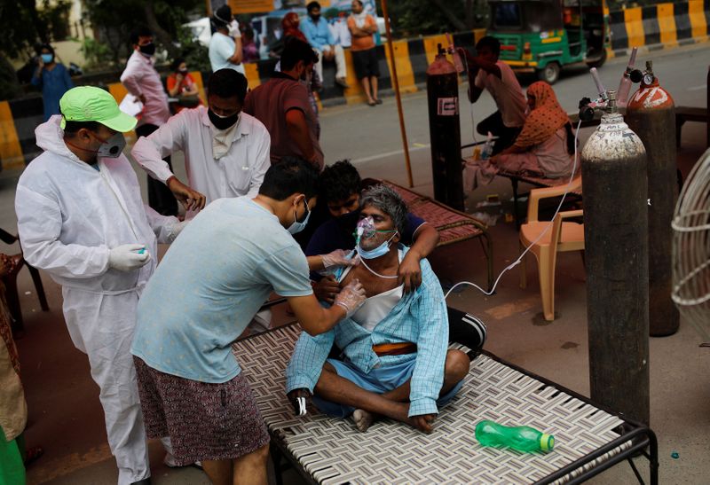 &copy; Reuters. A Ghaziabad. Le chef de l'opposition en Inde, Rahul Gandhi, a appelé mardi à un confinement national alors que le bilan de l'épidémie due au nouveau coronavirus dans le pays a dépassé le seuil des 20 millions de contaminations, 357.229 nouveaux cas 