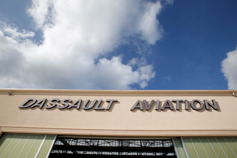 &copy; Reuters. FILE PHOTO: The logo of French aircraft manufacturer Dassault Aviation is seen on a hangar in Merignac
