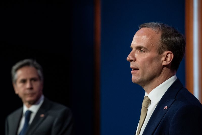 &copy; Reuters. Il Segretario agli esteri britannico Dominic Raab e il Segretario di Stato Usa Anton Blinken durante una conferenza stampa a Dwning Street. Londra, 3 maggio 2021. Chris J Ratcliffe/Pool via REUTERS