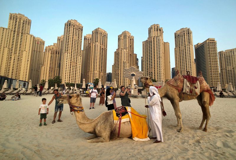 &copy; Reuters. سائحون يلتقطون صورا في دبي بصورة من أرشيف رويترز.