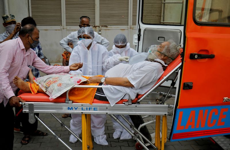 &copy; Reuters. Un paziente affetto da Covid-19 viene caricato su un'ambulanza ad Ahmedabad, in India. REUTERS/Amit Dave