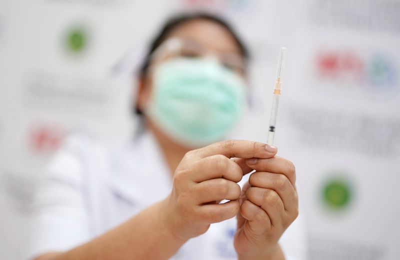 &copy; Reuters. FOTO DE ARCHIVO: Un trabajador sanitario prepara una dosis de la vacuna contra COVID-19 de Sinovac en el Hospital Geriátrico Bang Khun Thian en Bangkok, Tailandia el 21 de abril de 2021. REUTERS/Athit Perawongmetha