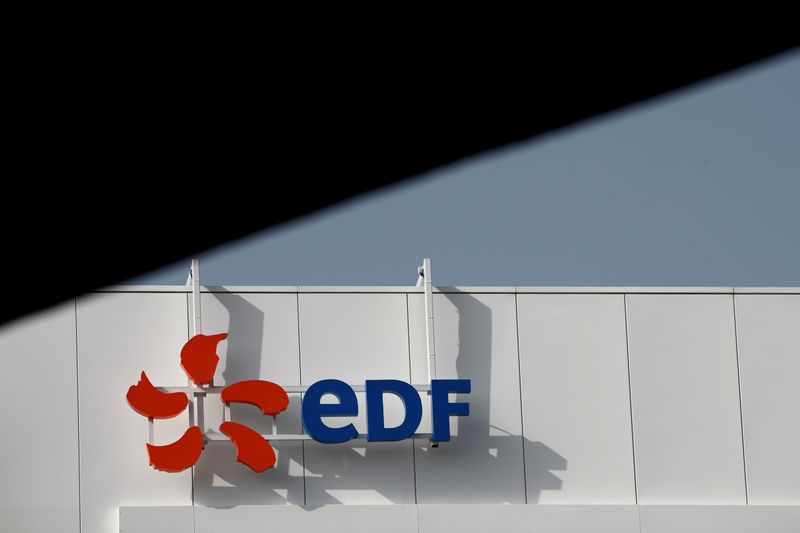 &copy; Reuters. FOTO DE ARCHIVO: El logotipo de la empresa Electricite de France (EDF) en París, Francia, 2 de marzo de 2021. REUTERS/Benoit Tessier