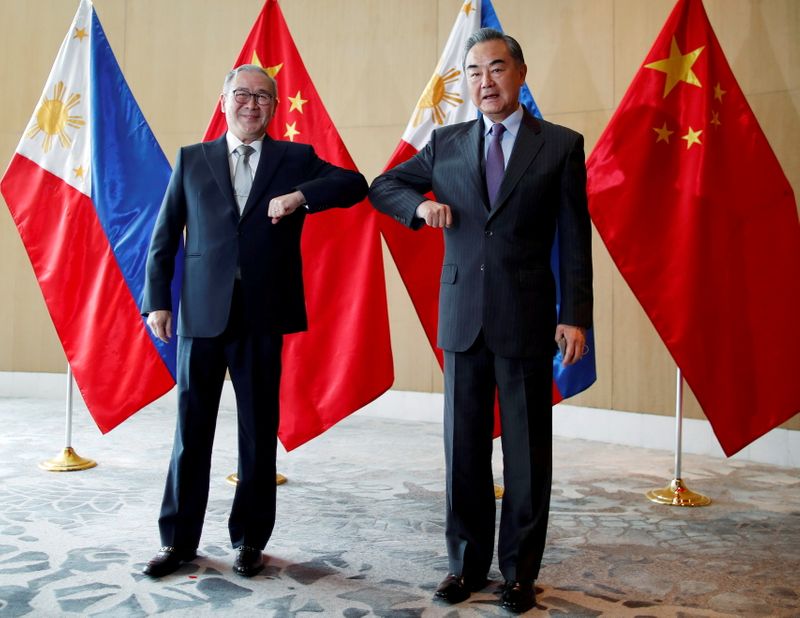 &copy; Reuters. FILE PHOTO: China&apos;s Foreign Minister Wang Yi visits Philippines