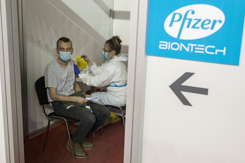 &copy; Reuters. FILE PHOTO: A man receives a second dose of the Pfizer-BioNTech vaccine against the coronavirus disease (COVID-19) at the hall three of the Belgrade Fair, in Belgrade, Serbia, April 13, 2021. REUTERS/Marko Djurica