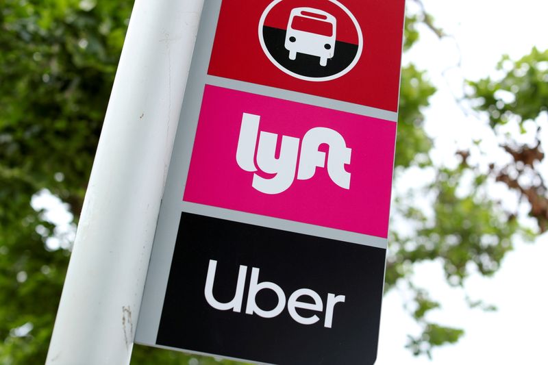 &copy; Reuters. FILE PHOTO: The logos of Lyft and Uber are displayed in San Diego