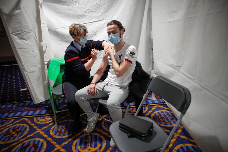 &copy; Reuters. La France espère trois millions de vaccinations supplémentaires contre le COVID-19 cette semaine, a déclaré mardi le ministère de la Santé. /Photo prise le 24 avril 2021/REUTERS/Benoit Tessier