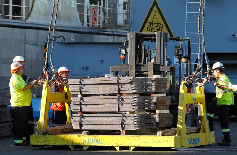 &copy; Reuters. Imagen de archivo de trabajadores portuarios revisando un cargamento de cobre para su exportación a Asia en el puerto de Valparaíso, Chile.