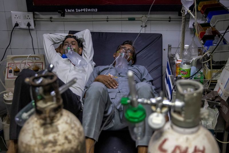&copy; Reuters. Pacientes com Covid-19 recebem tratamento em Nova Délhi
15/04/2021 REUTERS/Danish Siddiqui