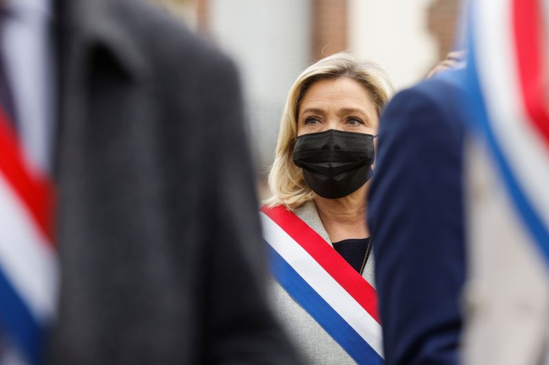 &copy; Reuters. La présidente du Rassemblement national (RN), Marine Le Pen, a été relaxée mardi dans une affaire de publication en 2015 sur les réseaux sociaux de photos d'exactions commises par le groupe Etat islamique. /Photo prise le 30 avril 2021/REUTERS/Ludovi