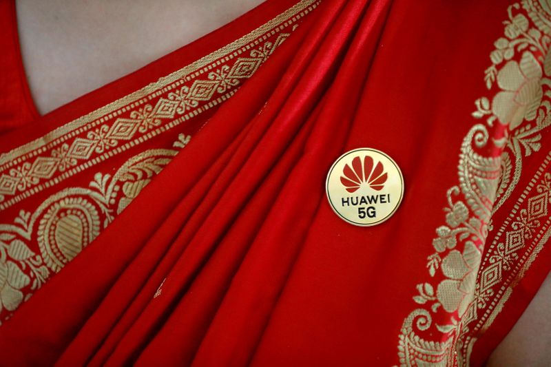 &copy; Reuters. FILE PHOTO: Huawei&apos;s logo is seen on a badge pinned on a saree of a lady at the India Mobile Congress in New Delhi