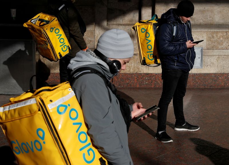 &copy; Reuters. Foto de archivo. Un repartidor de Glovo espera una orden en el centro de Kiev