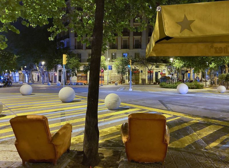 &copy; Reuters. Sofas are seen on a street after curfew, in Barcelona