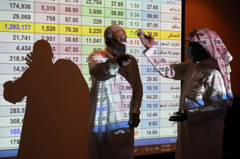&copy; Reuters. متعاملون أثناء التداول في البورصة السعودية بالرياض في صورة من أرشيف رويترز.