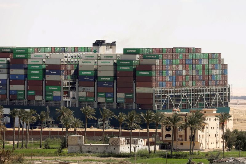 &copy; Reuters. سفينة الحاويات إيفر جيفن بعد تعويمها في قناة السويس في مصر يوم 29 مارس آذار 2021. تصوير: محمد عبد الغني - رويترز.