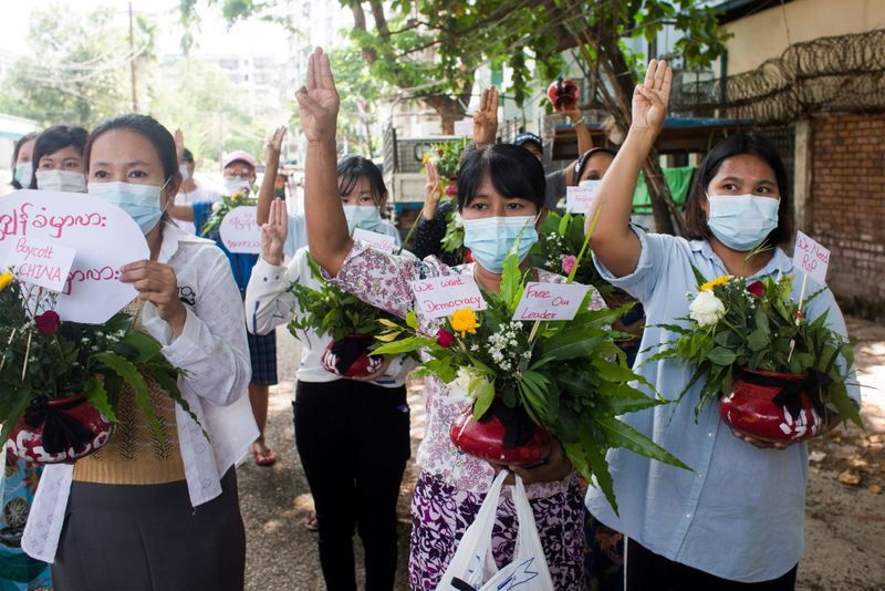 &copy; Reuters. نساء يحملن باقات زهور في احتجاج ضد الانقلاب العسكري في يانجون بميانمار يوم 13 ابريل نيسان 2021. تصوير: رويترز. 