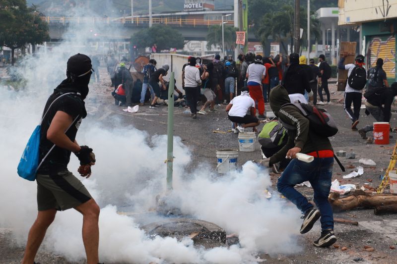 &copy; Reuters. FILE PHOTO: Demonstrators clash with members of the security forces during a protest against what they say was police brutality exerted in recent protests against President Ivan Duque's government's tax reform in Cali, Colombia May 3, 2021. REUTERS/Juan B