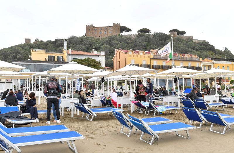 &copy; Reuters. FILE PHOTO: People enjoy a Sunday at the beach as coronavirus disease (COVID-19) restrictions ease around the country, in Castiglione della Pescaia, Italy, May 2, 2021. REUTERS/Jennifer Lorenzini/File Photo