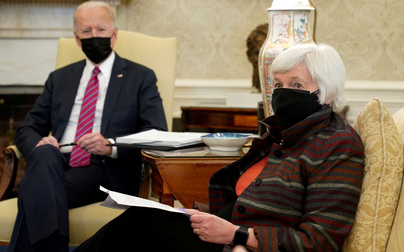 © Reuters. Presidente norte-americano, Joe Biden, com a secretária do Tesouro dos EUA, Janet Yellen, no Salão Oval da Casa Branca em Washington, EUA
29/01/2021 REUTERS/Kevin Lamarque/File Photo