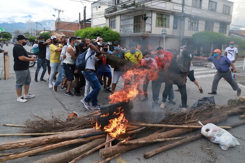 &copy; Reuters. محتجون يشعلون النار في كومة من غصون الشجر لإقامة متاريس في احتجاج في مدينة كالي في كولومبيا يوم الاثنين. تصوير: رويترز.
(تستخدم هذه الصورة لل