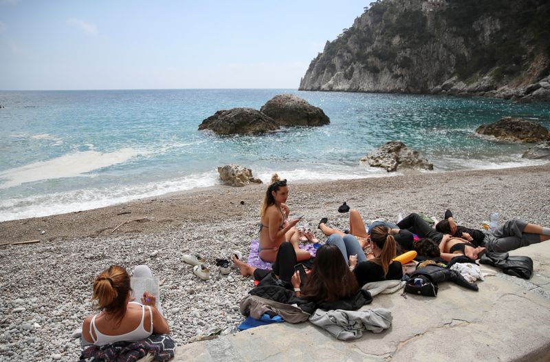 &copy; Reuters. A Capri. Mario Draghi a incité mardi les touristes étrangers à réserver leurs vacances estivales en Italie. /Photo prise le 28 avril 2021/REUTERS/Yara Nardi