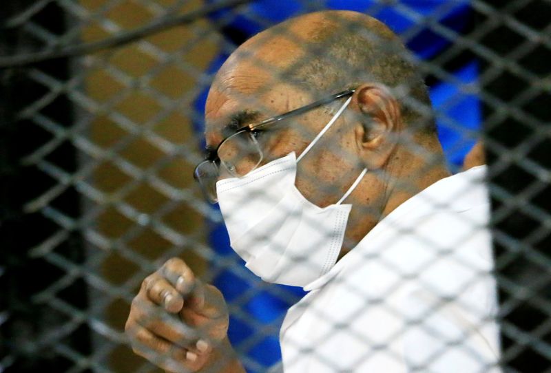 &copy; Reuters. FILE PHOTO: Sudan&apos;s ousted President Omar al-Bashir is seen inside the defendant&apos;s cage during his and some of his former allies trial over the 1989 military coup that brought the autocrat to power in 1989, at a courthouse in Khartoum