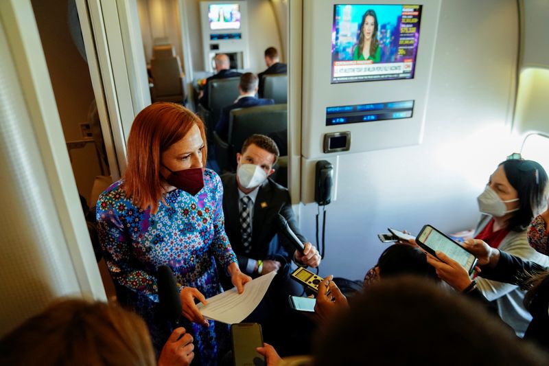 &copy; Reuters. جين ساكي المتحدثة باسم البيت الأبيض تتحدث مع الصحفيين على متن طائرة الرئاسة الأمريكية يوم 30 ابريل نيسان 2021. تصوير: إيرين سكوت - رويترز. 