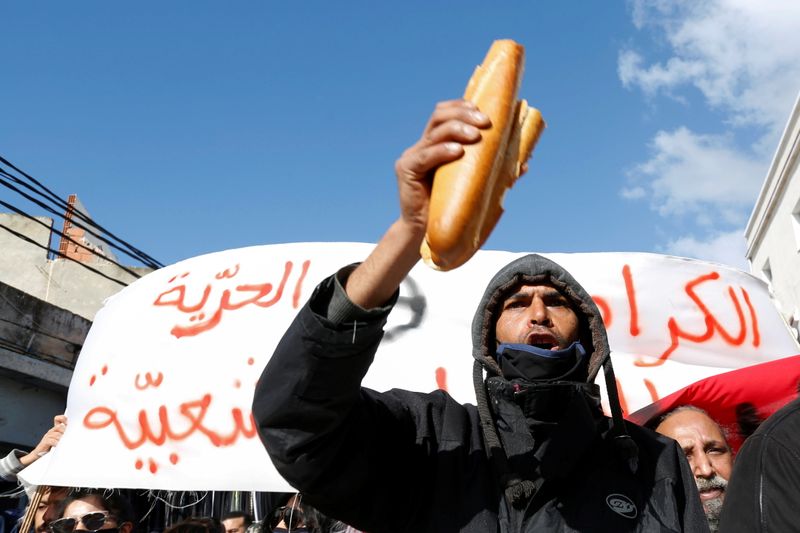 © Reuters. مظاهرات مناهضة للحكومة في تونس في 26 يناير كانون الأول 2021. رويترز