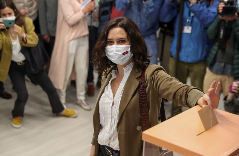 &copy; Reuters. La conservatrice Isabel Diaz Ayuso (photo) a remporté mardi les élections dans la région de Madrid, selon un sondage. /Photo prise le 4 mai 2021/REUTERS/Susana Vera