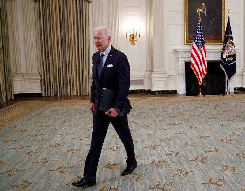 &copy; Reuters. الرئيس الأمريكي جو بايدن بعد إلقاء كلمة في البيت الأبيض يوم الثلاثاء. تصوير: جوناثان إرنست - رويترز