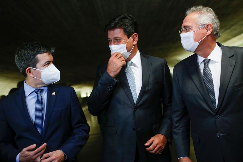 &copy; Reuters. Brazilian Senator Randolfe Rodrigues talks with Former Brazil's Minister of Health Luiz Henrique Mandetta and Senator Renan Calheiros after a meeting of the Parliamentary Inquiry Committee (CPI) to investigate government actions and management during the 