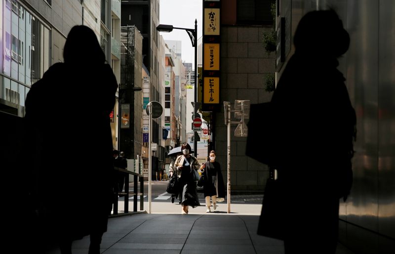 &copy; Reuters. 　５月５日、政府は、新型コロナウイルスの感染再拡大を受けて東京都など４都府県を対象に発令している緊急事態宣言について、１１日までの期限を延長する方向で検討を始めた。７日に