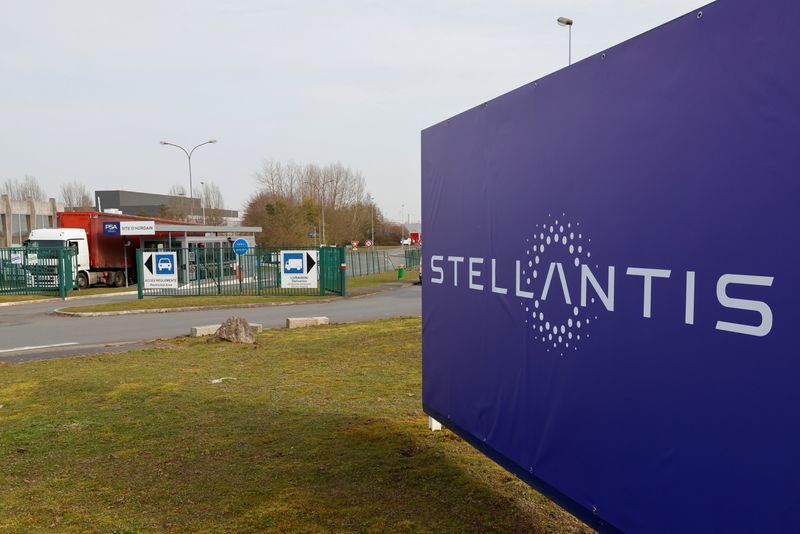 &copy; Reuters. FILE PHOTO: A view shows the logo of Stellantis at the entrance of the company's factory in Hordain, France, March 3, 2021. Picture taken March 3, 2021. REUTERS/Pascal Rossignol/File Photo