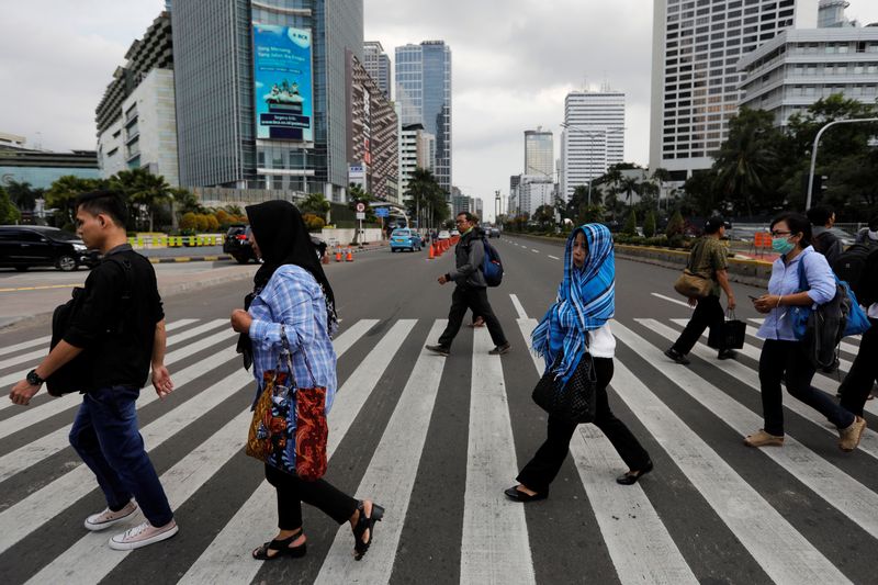 &copy; Reuters. 　インドネシア統計局が５日発表した第１・四半期の国内総生産（ＧＤＰ）は前年比０．７４％減少し、４四半期連続のマイナスとなった。ただ、政府の支出拡大や商品（コモディティー）