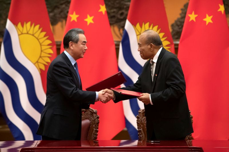 © Reuters. FILE PHOTO: Kiribati's government visits Beijing