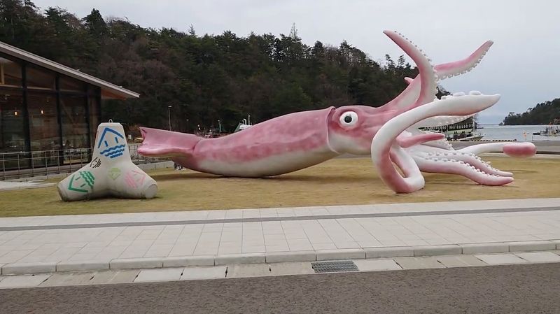 &copy; Reuters. Social media video grab of a giant squid statue built using coronavirus disease (COVID-19) subsidies in Noto, Japan
